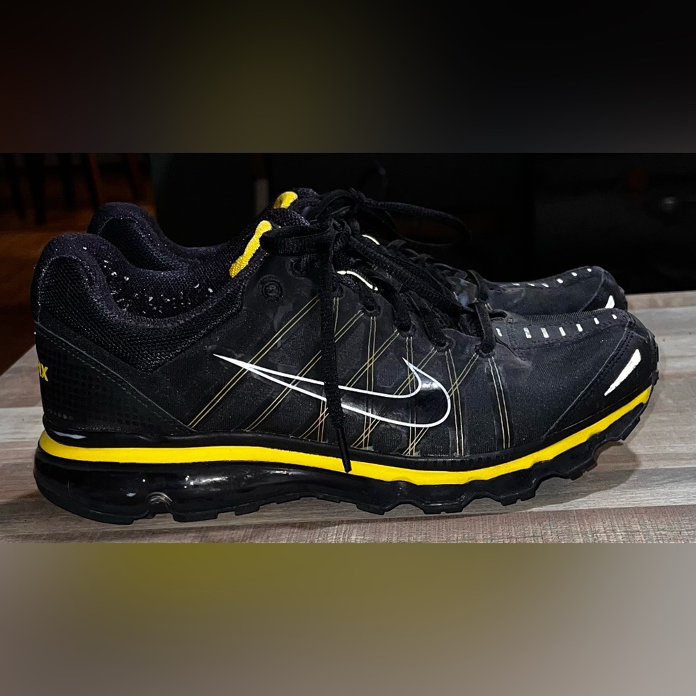 Air Max+ 2009 Laf 'Livestrong' Nike, Sneakers, in Mens 9.5 in great condition.